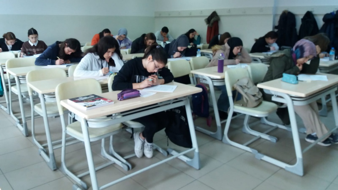 Kasım ayı ara tatilinde okulumuz 12. Sınıf öğrencilerine TYT deneme sınavı yapılmıştır.